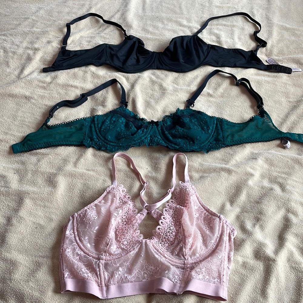 3 Bras Victoria Secret. Never worn.